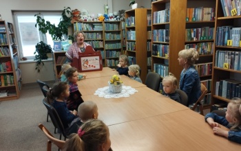 Powiększ obraz: Przygoda w Literackim Królestwie: przedszkolaki na spotkaniu w bibliotece
